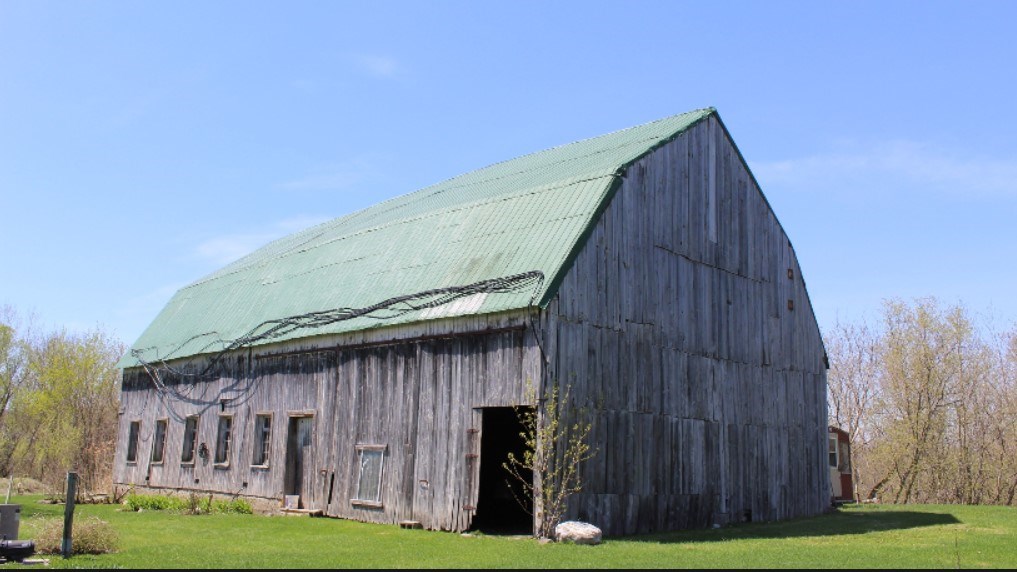 Une grange-étable à toit brisé, située à Saint-Étienne-de-Beauharnois