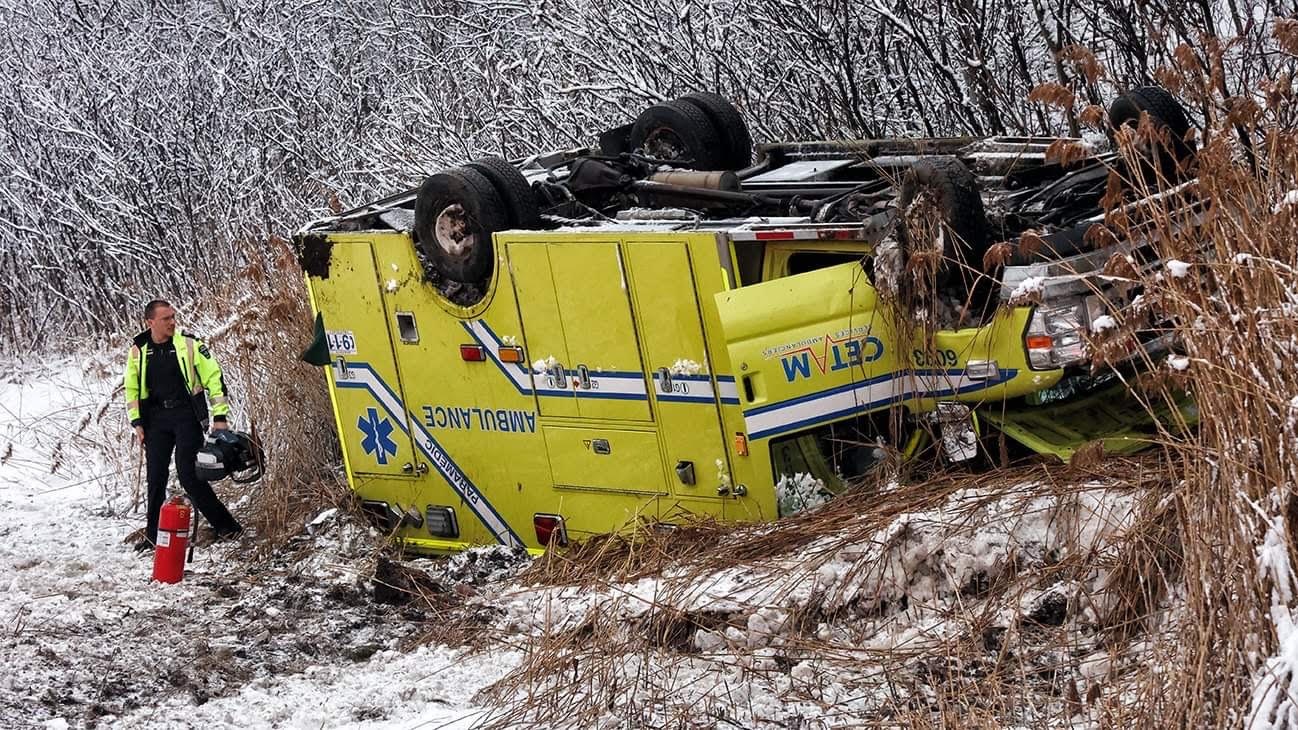 Une ambulance capote sur l'autoroute 40 à Vaudreuil-Dorion
