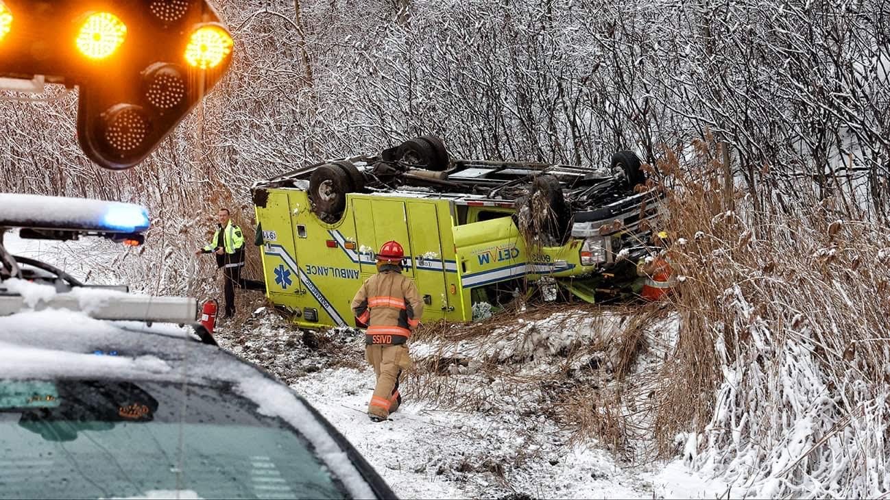 Une ambulance capote sur l'autoroute 40 à Vaudreuil-Dorion