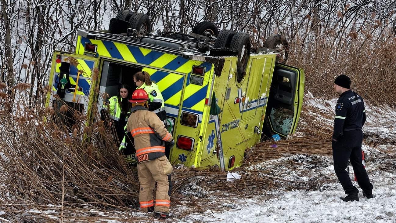 Une ambulance capote sur l'autoroute 40 à Vaudreuil-Dorion