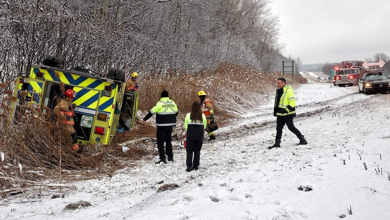 Une ambulance capote sur l'autoroute 40 à Vaudreuil-Dorion