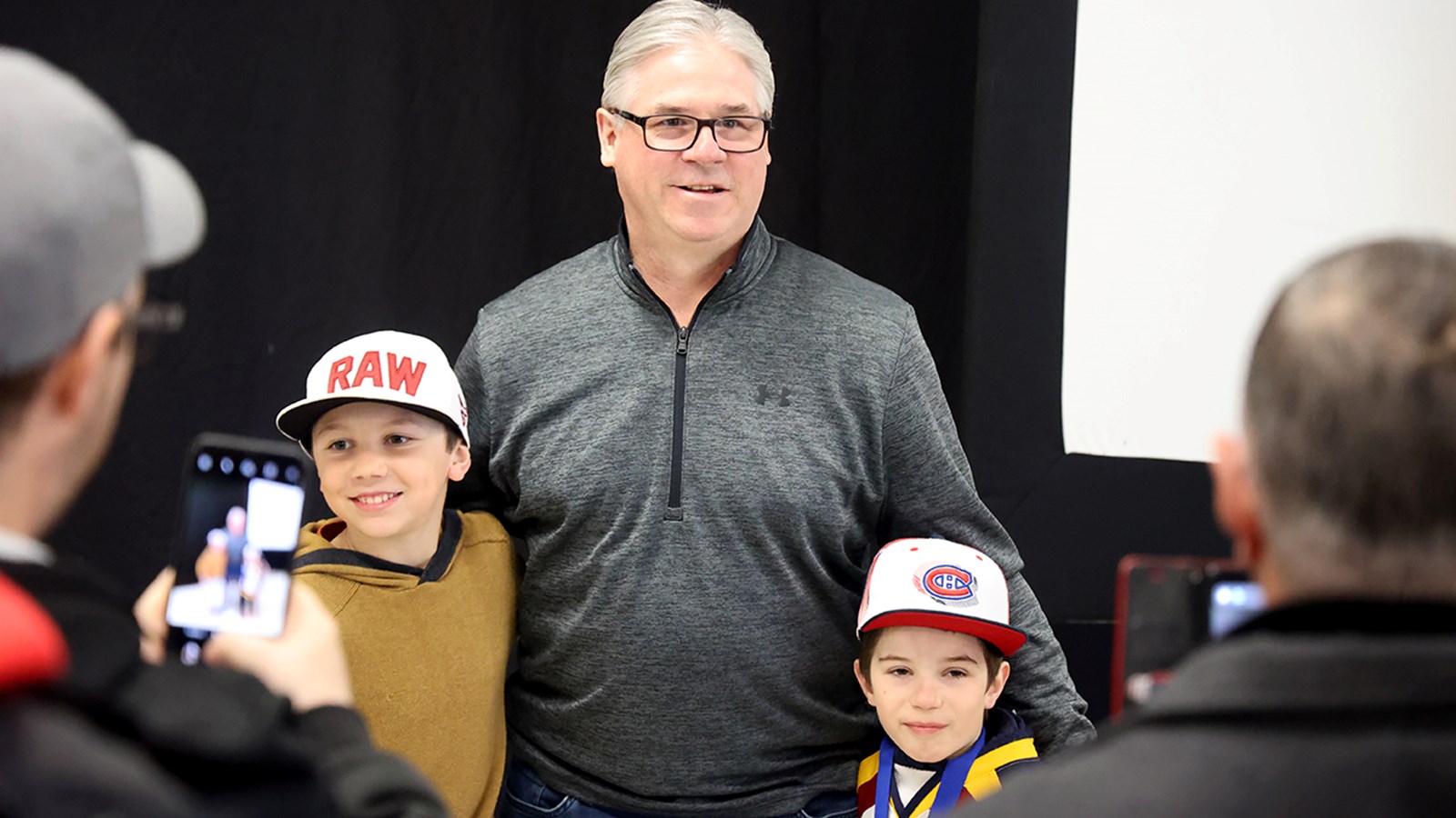 L'ancien numéro 22 des Canadiens de Montréal, Benoit Brunet, champion de la Coupe Stanley en 1993, était présent ce dimanche pour rencontrer les amateurs présents au Centre sportif Soulanges et remettre les médailles aux jeunes joueurs