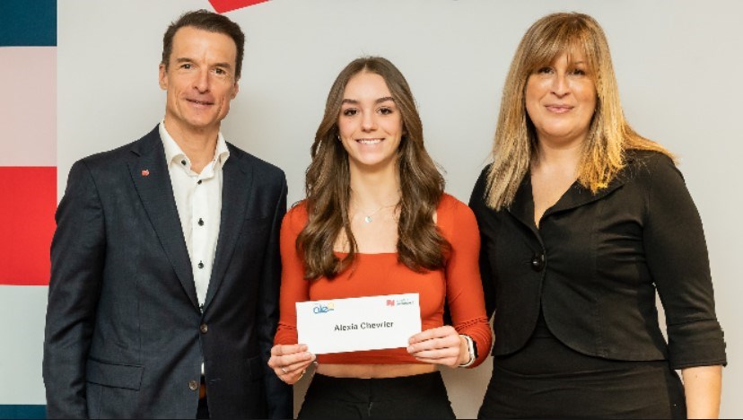 Sur sa photo de remise, Alexia est en compagnie de Patrick Charlebois, conseiller principal en gestion de patrimoine et gestionnaire de portefeuille de la Banque Nationale, et Patricia Demers, directrice générale de la Fondation Aléo