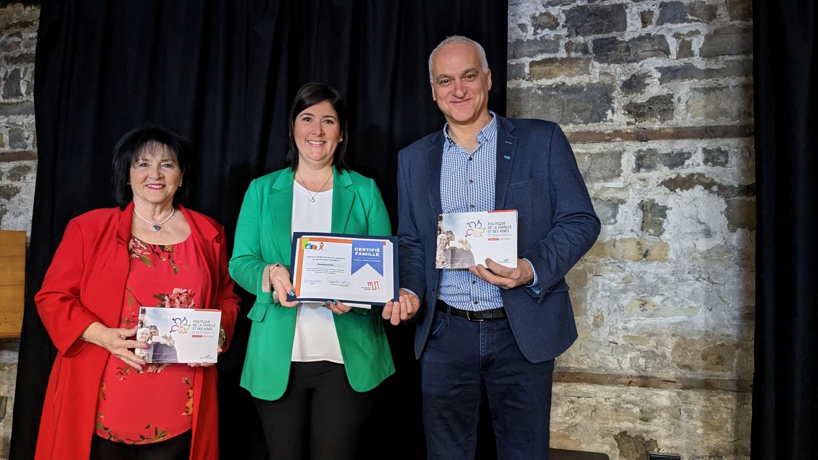 La conseillère Jocelyne Rajotte, la directrice par intérim de la division culture et vie communautaire à la Ville de Beauharnois, Anne Bouthillier et le maire Alain Dubuc présentent la Politique de la famille et des aînés