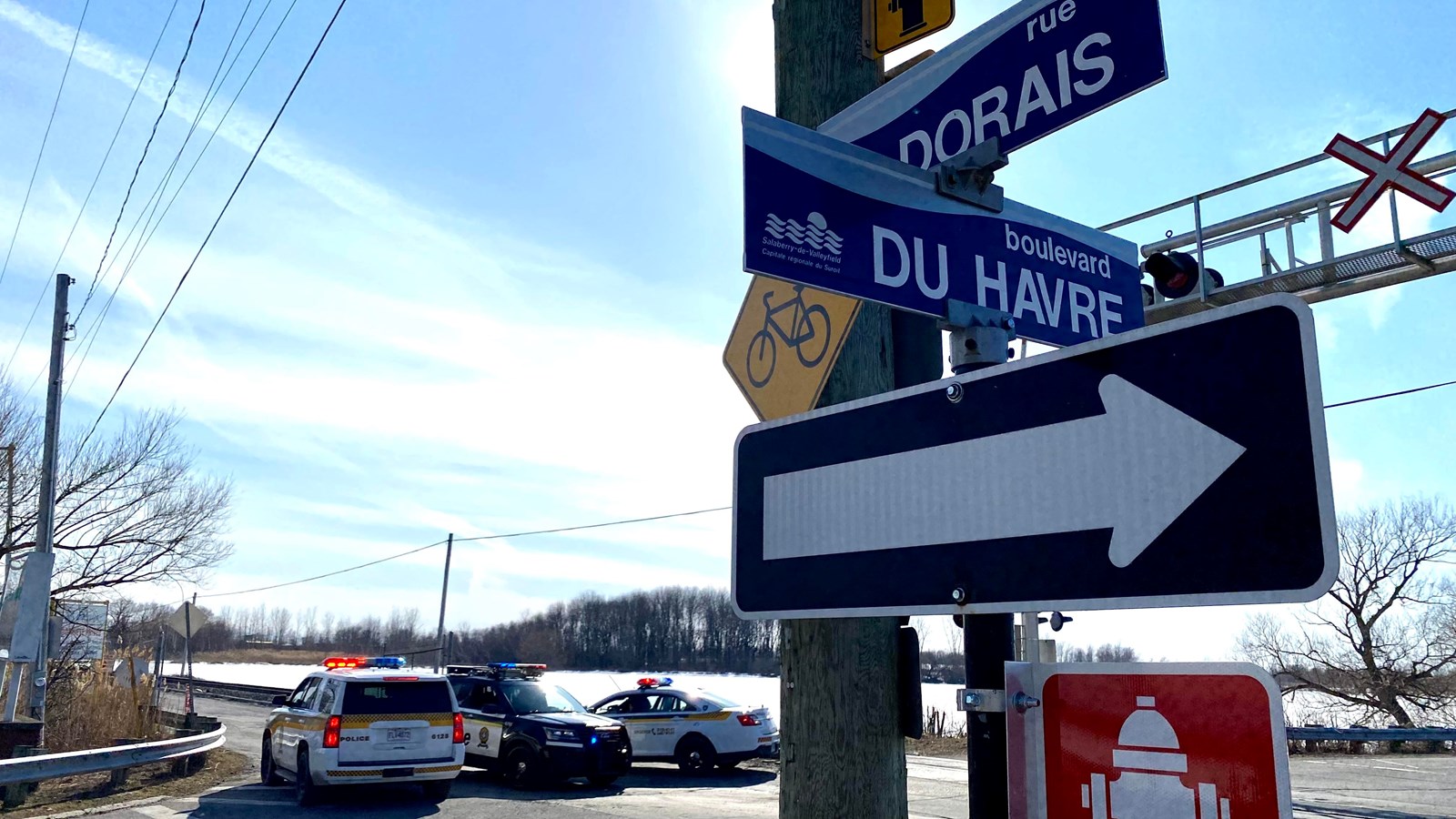 Collision entre un train et un camion semi-remorque