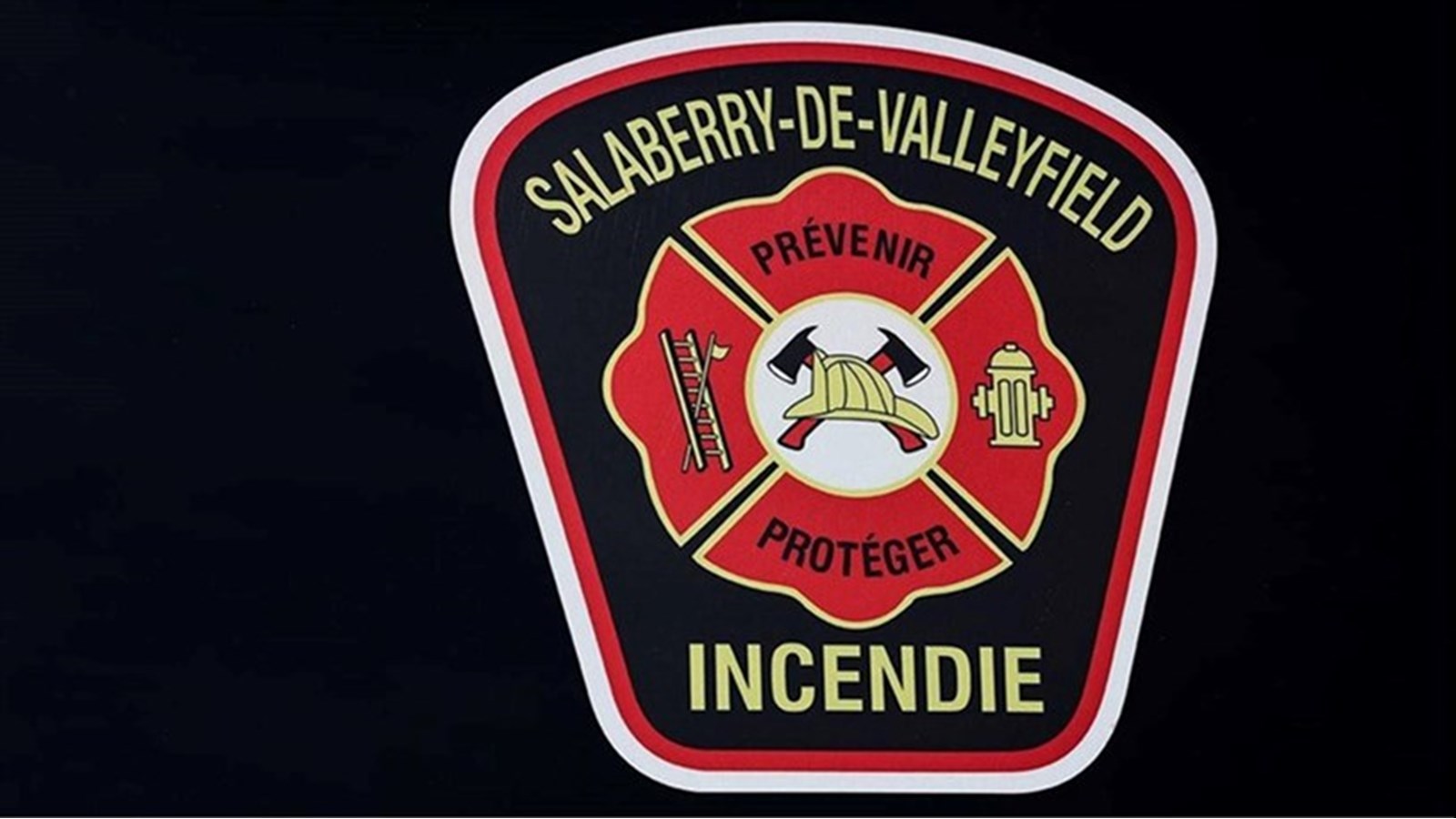 Un enfant joue avec un briquet et met le feu à un matelas