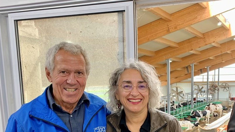 Claude DeBellefeuille est ici en compagnie du porte-parole du Bloc Québécois en agriculture et gestion de l'offre, Yves Perron