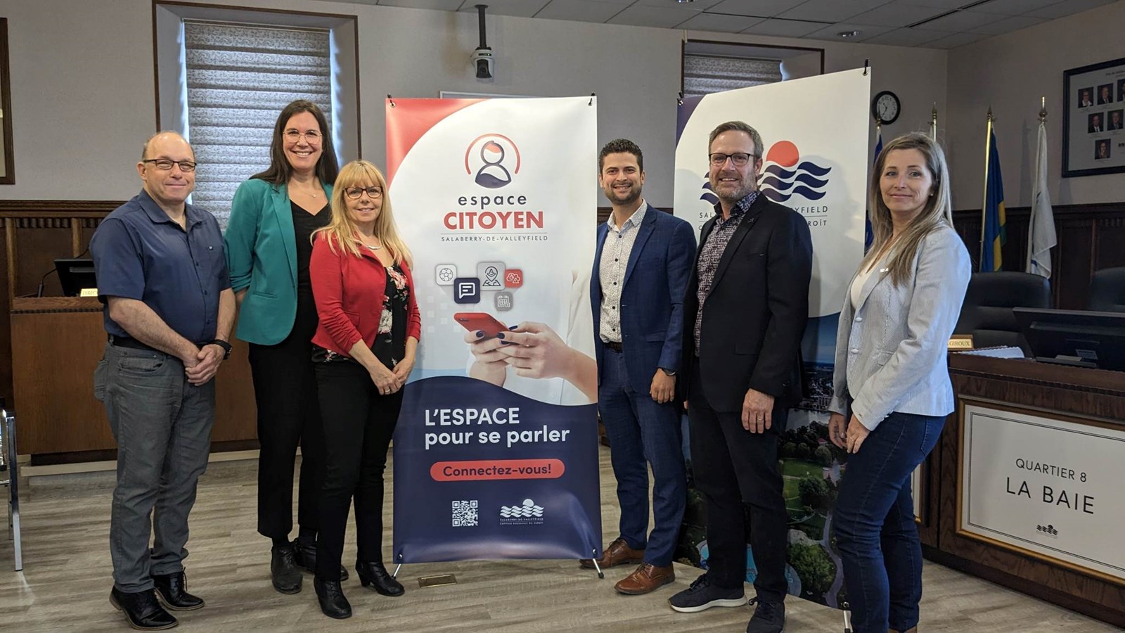 Les élus et la directrice des communications et des relations publiques, Anne-Marie Lefebvre, ont procédé au lancement d'un nouvel outil de communication numérique ce mercredi