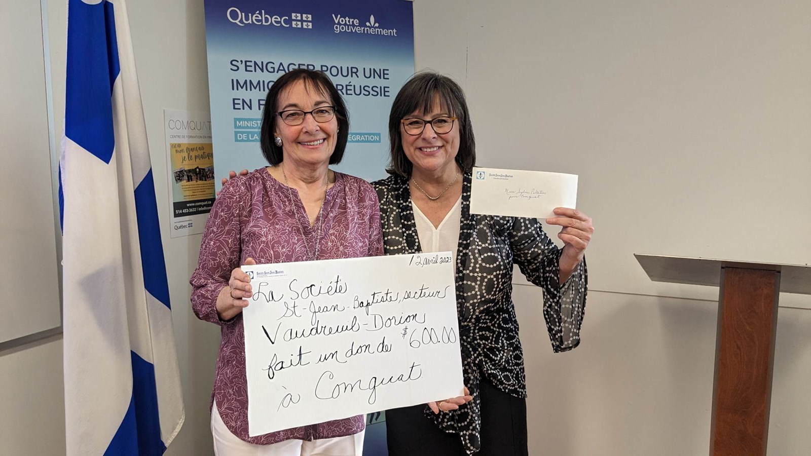 La représentante de la Société Saint-Jean-Baptiste de Vaudreuil-Dorion, Claudette Séguin a remis un chèque de 600$ à la directrice générale de l'organisme Sylvie Pelletier