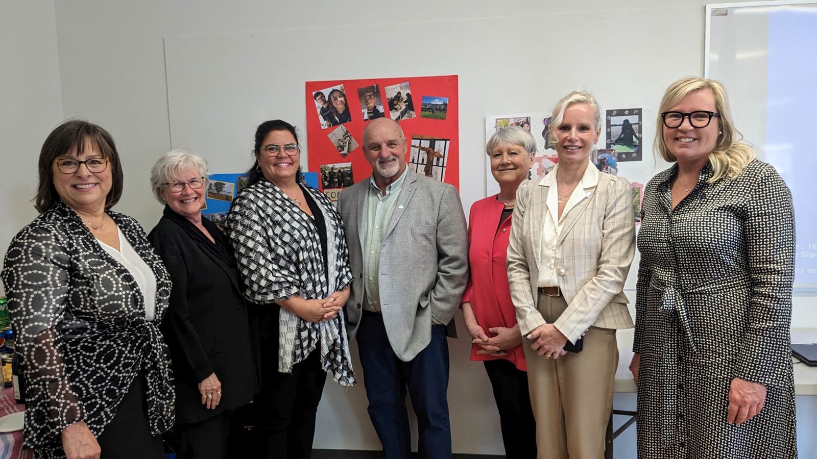 Mme Pelletier, directrice générale de COMQUAT prend la pose avec les partenaires du projet et ses représentants, soit: Denise Bergeron, Nancy Pelletier, Guy Pilon, Florence Le Garrec-Sallenave, Valérie Schmaltz et Marie-Claude Nichols
