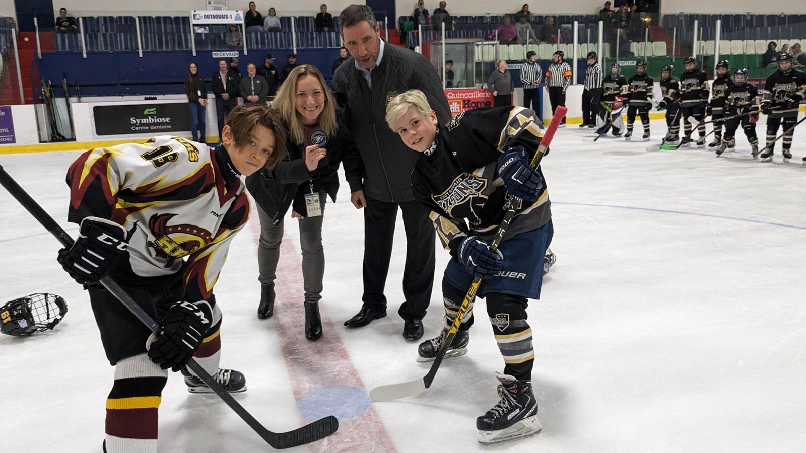 La mise au jeu officielle de la Coupe Chevrolet a été complétée par la députée de Soulanges, Marilyne Picard qui prend la pose en compagnie de Sylvain Sévigny du comité organisateur