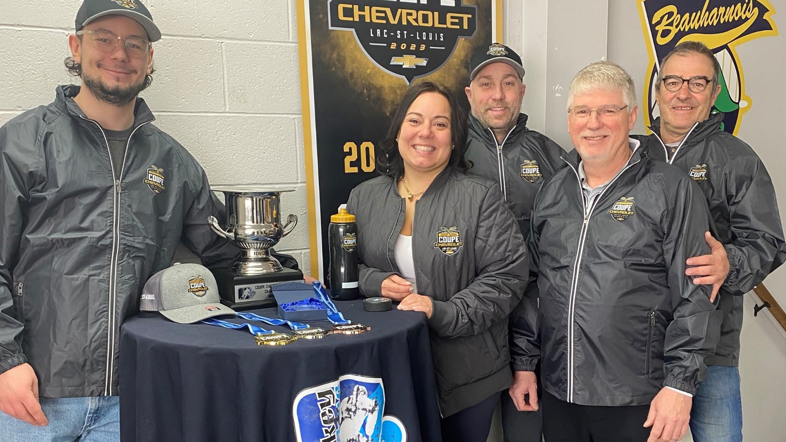 Sur la photo, de gauche à droite : Les membres du comité organisateur de la Coupe Chevrolet à Beauharnois : Raphaël Daoust, Dominique Leduc, Éric Perron, Bob Guay et Benoit Sauvé, tous bénévoles et impliqués de près ou de loin dans le hockey mineur à Beauharnois.