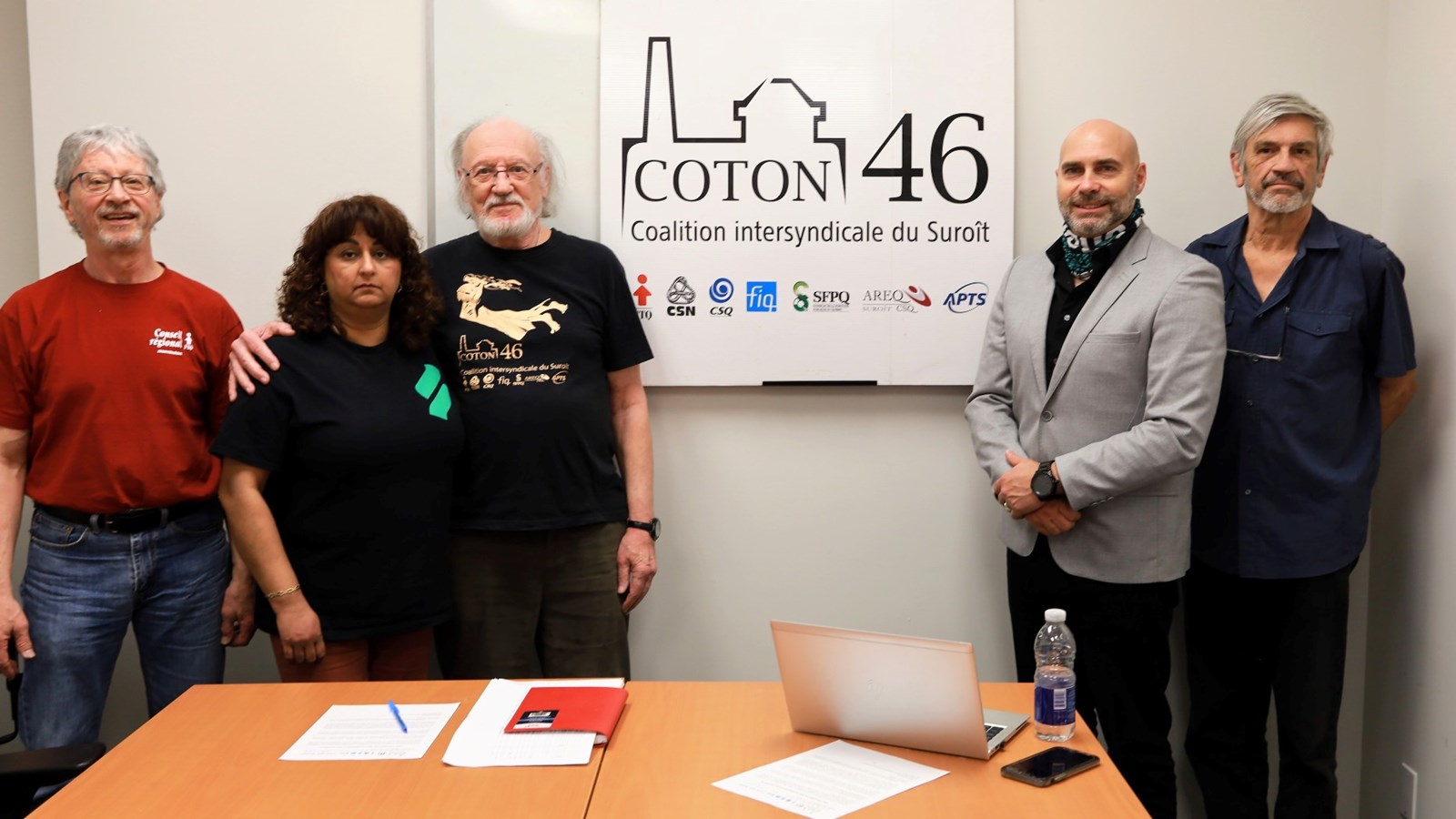 Daniel Mallette, président du conseil régional FTQ, Tasmine Esmail de l'APTSQ, Pierre LaGrenade, président de COTON-46, Dominic Hébert vice-président du syndicat de Champlain et John Jourdain trésorier de COTON-46
