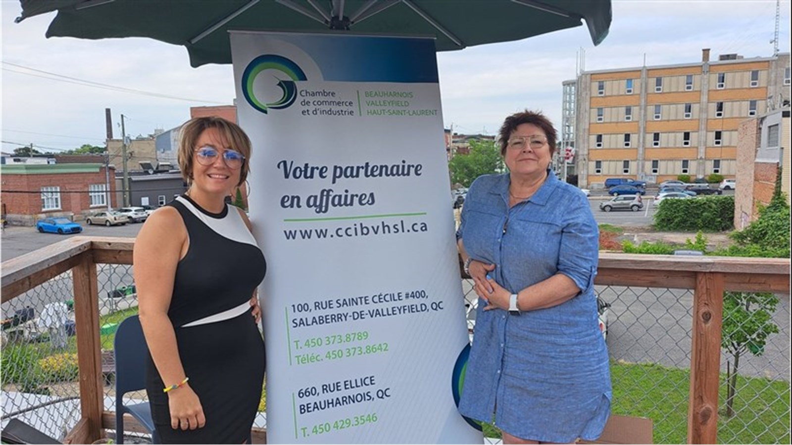La directrice générale de la CCIBVHSL, Éliane Galipeau, à gauche sur la photo est en nomination dans la catégorie Leadership