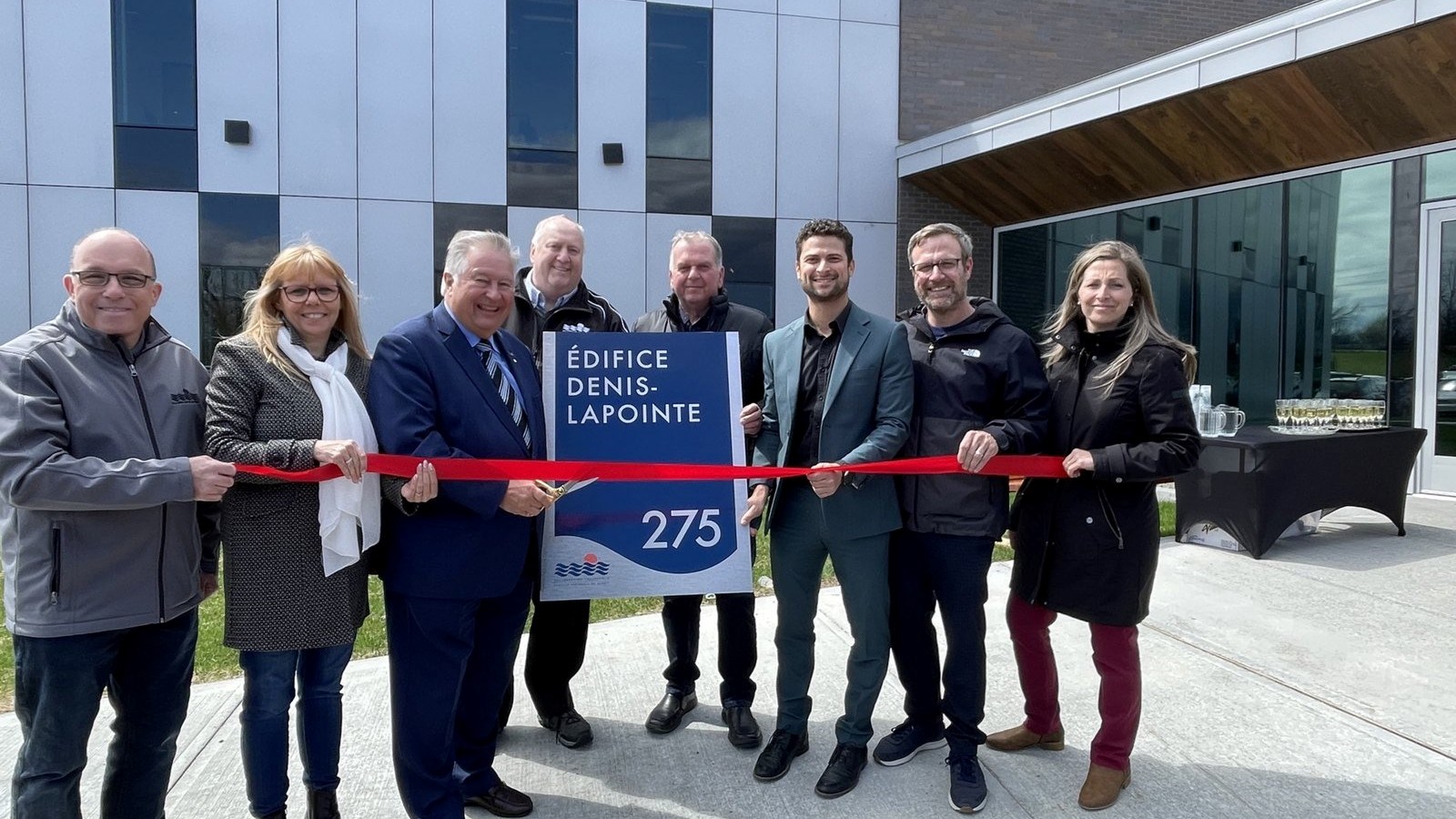 M. Lapointe prend la pose avec plusieurs membres du conseil actuel dont les conseillers Jean-Marc Rochon et Normand Amesse avec qui il a siégé pendant de nombreuses années