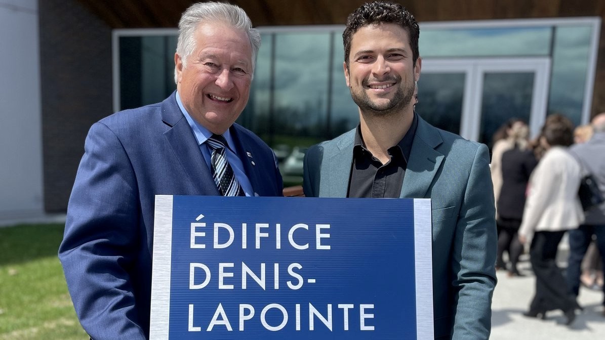 Denis Lapointe prend la pose avec celui qui lui a succédé à la tête de la Ville, Miguel Lemieux