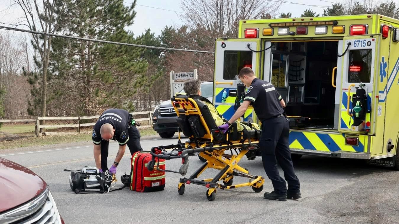 Blessures mineures pour un cycliste happé par une voiture à Rigaud