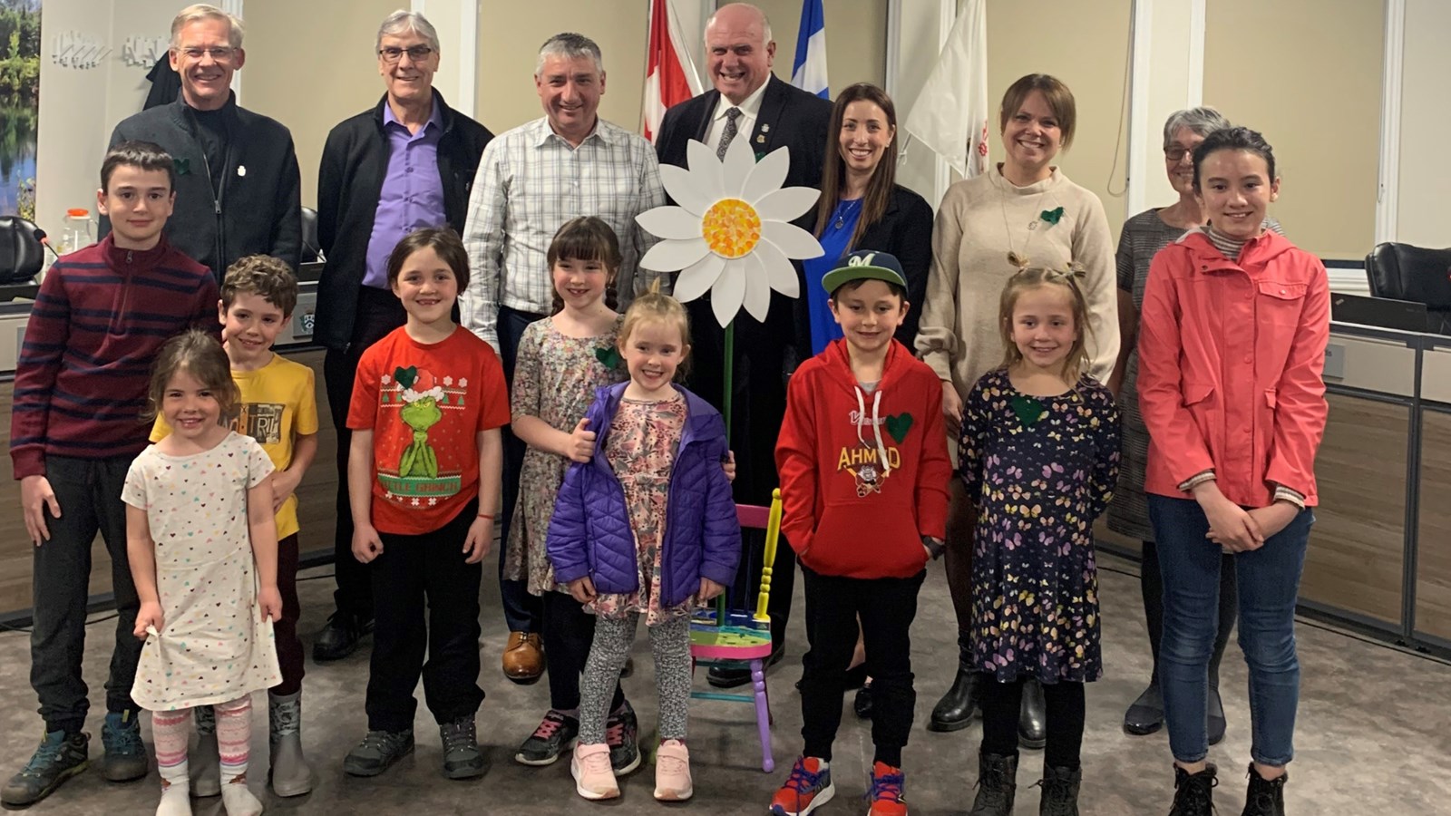 Le conseil municipal prend la pose avec les élèves de l'école primaire Marguerite-Bourgeoys qui ont pris part à la création de la Chaise des générations