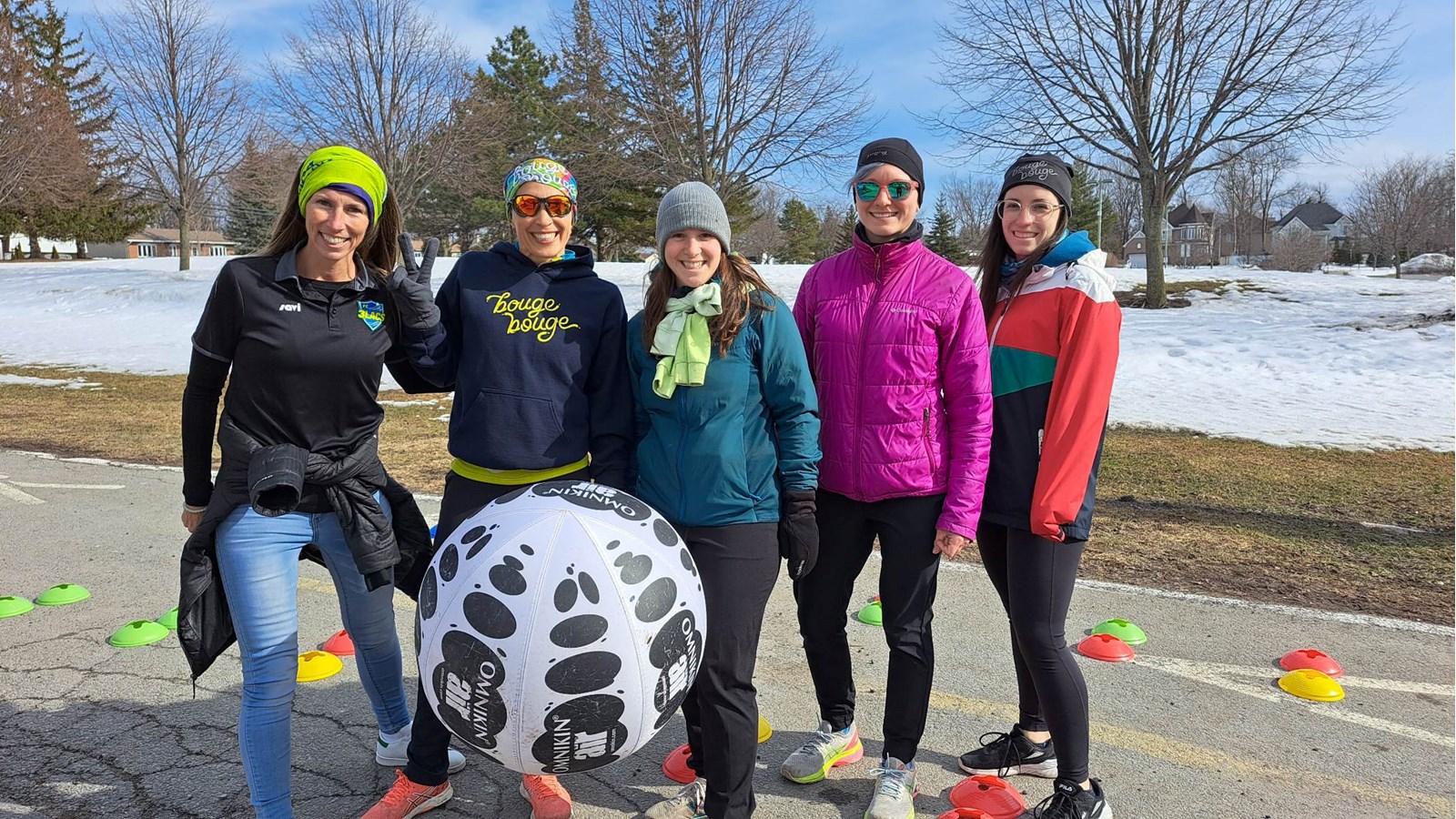 Sur la photo, on retrouve Kathy Tremblay et son équipe de BougeBouge de même que la présidente du Club de soccer FC Trois-Lacs, Magalie Seabrooke dont l'organisation participera au Festival BougeBouge le 7 mai