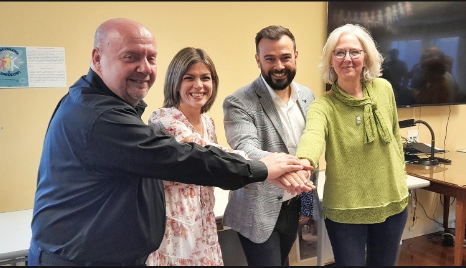 M. Hébert prend la pose avec sa complice Marie Caron (à droite) et leur successeur: Brigitte Bernier et François Gaumont