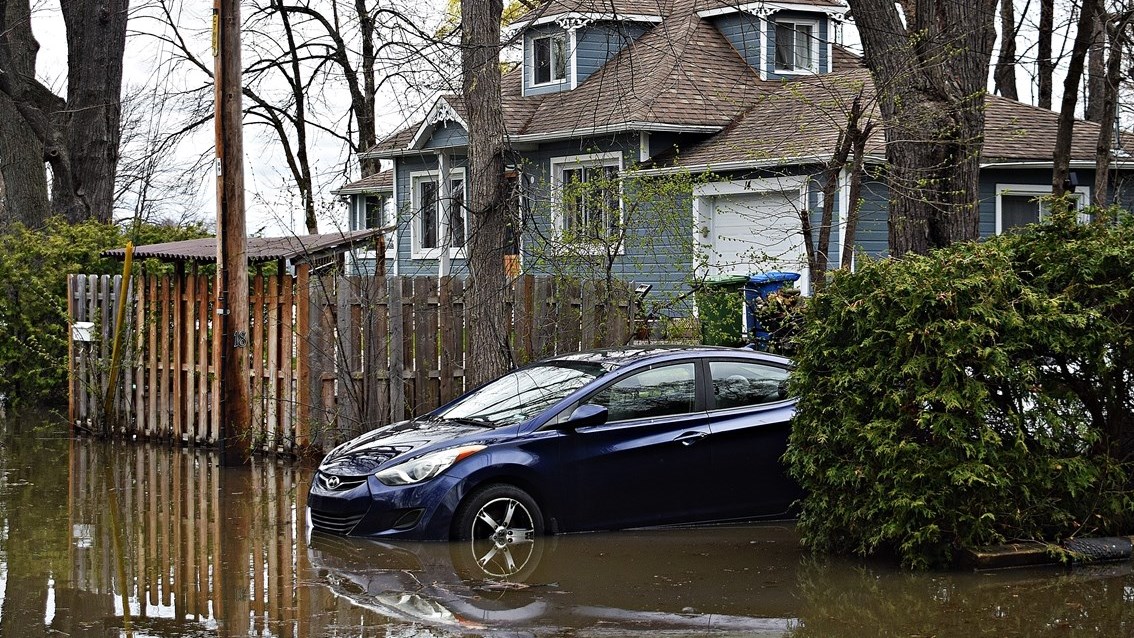 Flooding near the waterfront in Terrasse-Vaudreuil