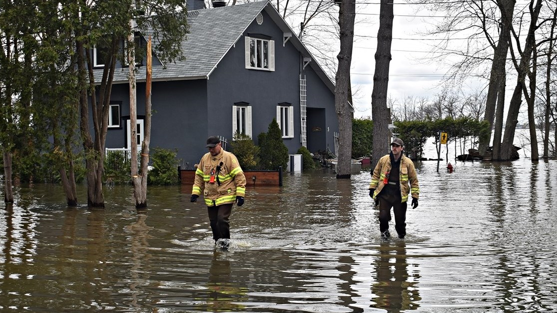 Terrasse-Vaudreuil emergency personnel survey the flood situation on 4th Avenue