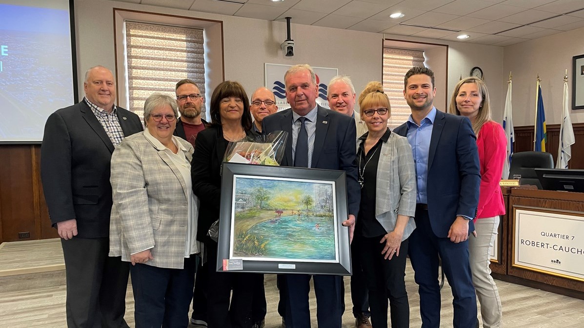 M. Amesse s'est vu remettre une toile par ses collègues du conseil municipal afin de souligner son quart de siècle d'implication en politique municipale