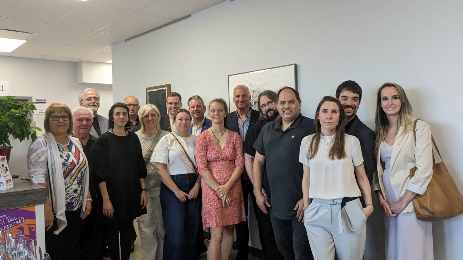 Le maire de Beauharnois, Alain Dubuc, prend la pose avec les intervenants impliqués dans cette démarche artistique qui se déploie sur tout le territoire régional