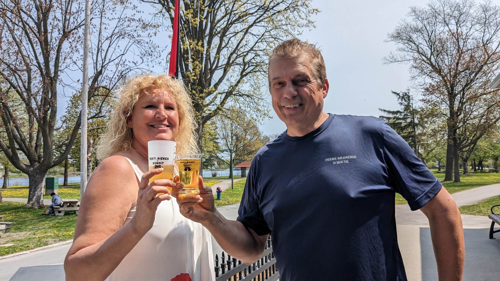 La directrice générale de l'APDIS, Christine Bellavance prend la pose en compagnie du propriétaire de la Microbrasserie Schoune de Saint-Polycarpe qui figure parmi les exposants du Festi-Bières 2023. 