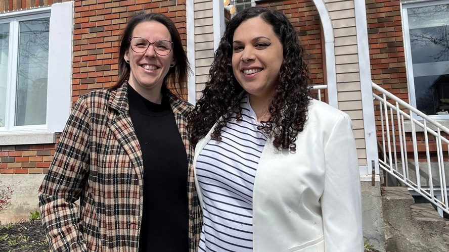 La nouvelle recrue prend la pose avec Lydie Elisha, Directrice générale