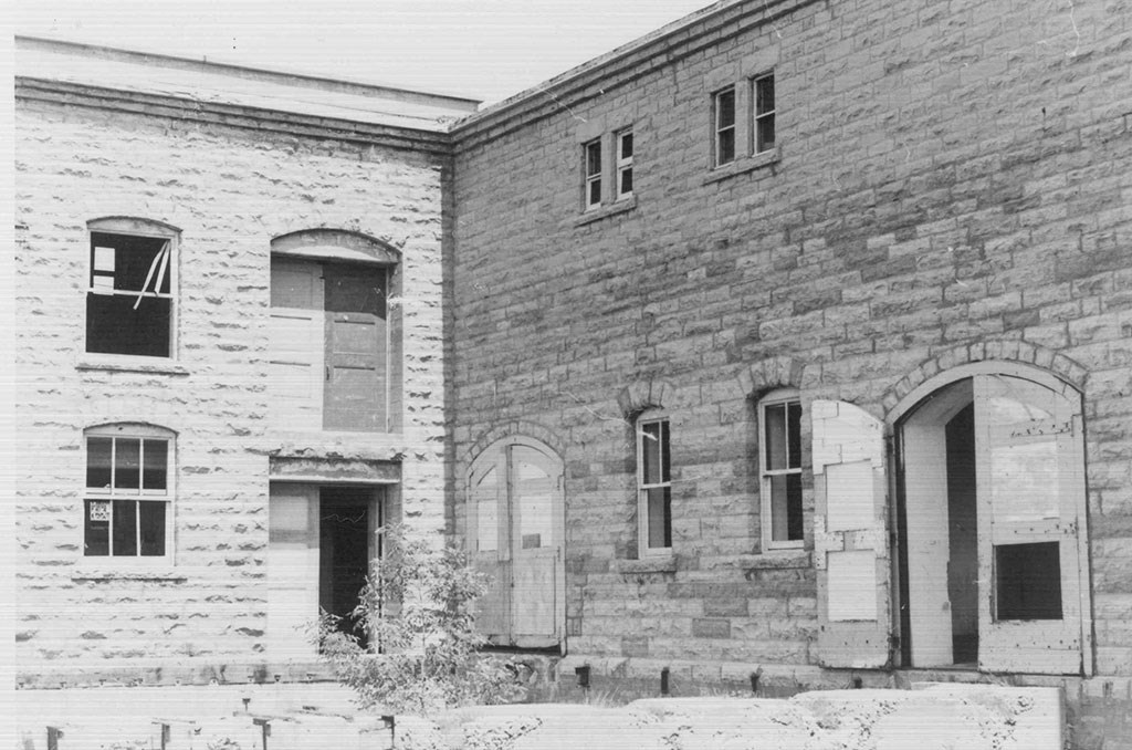 Bâtiments à l'abandon de la Montreal Cotton vers 1975 à Salaberry-de-Valleyfield