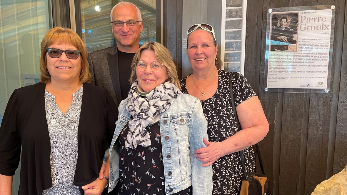 Sur la photo, de gauche à droite : Manon Fortier, conseillère municipale, Alain Dubuc, maire, Guylaine et Louise Groulx, sœurs de monsieur Pierre Groulx