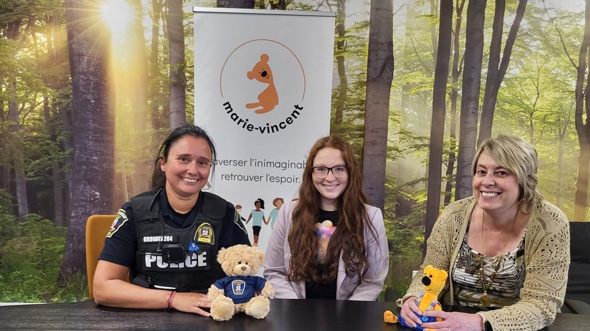 Erika Grondin, agente aux relations communautaires et médias du Service de police de Châteauguay, Mélanie Béland,
sexologue et intervenante psychosociale auprès des familles et Sonia Lessard, directrice du CAEJ Montérégie avec
leurs mascottes respectives, Billy et Marvin
