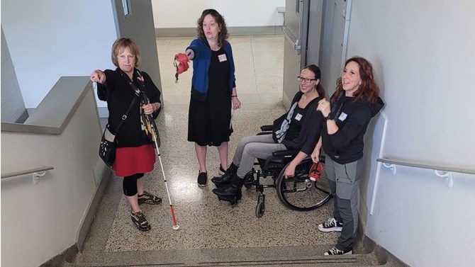 Au cours de l'activité, les participants ont pu expérimenter différentes limitations en utilisant des équipements tels que des lunettes altérant la vision et des fauteuils roulants