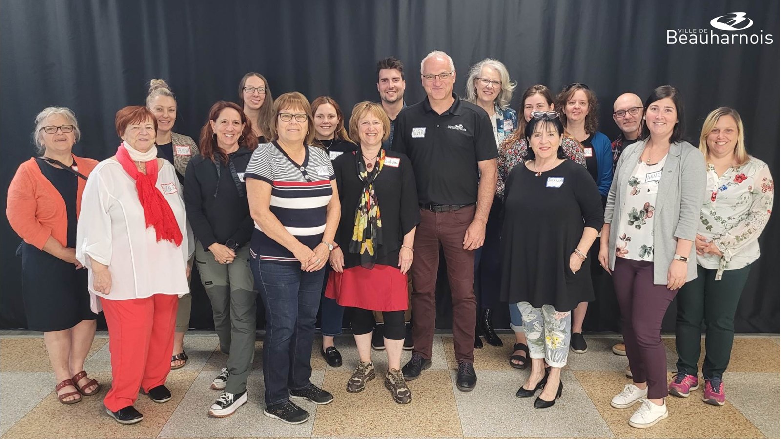 L'administration municipale est résolument engagée à faire de Beauharnois une ville plus inclusive. Sur la photo, on remarque la présence du maire Alain Dubuc et des conseillères Jocelyne Rajotte et Manon Fortier qui entourent les participants à la rencontre