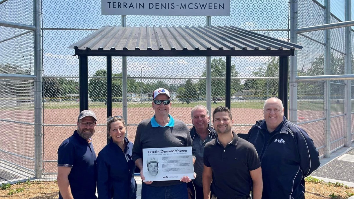 Une partie du conseil municipal de Salaberry-de-Valleyfield pose avec le maire Miguel Lemieux et le principal intéressé Denis McSween