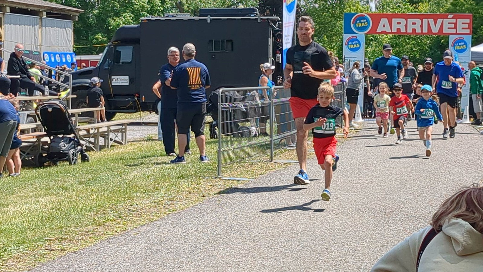 À 11h30, c'était au tour des jeunes participants de 0 à 5 ans de prendre le départ de la course avec un accompagnateur