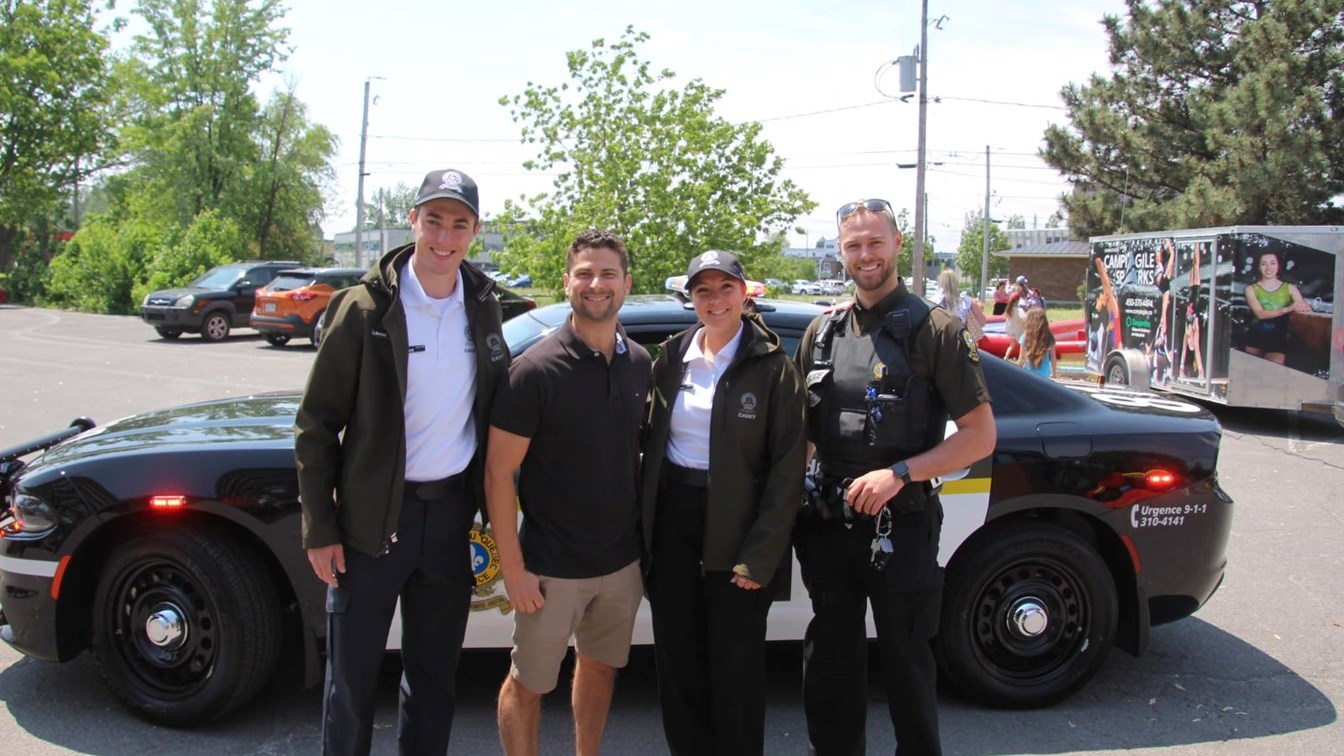 Le policier du quartier Champlain prend la pose avec deux cadets et le maire Miguel Lemieux