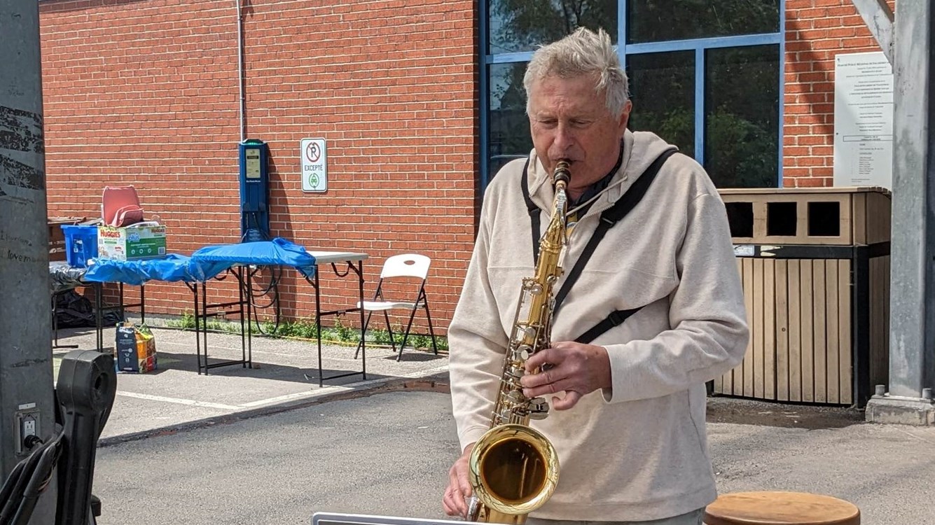 Le saxophoniste M. Arseneault a livré une performance au cours de la Fête de quartier