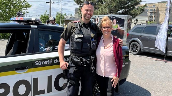 Le policier du quartier Champlain a pris la pose avec Mme Chenail, conseillère municipale
