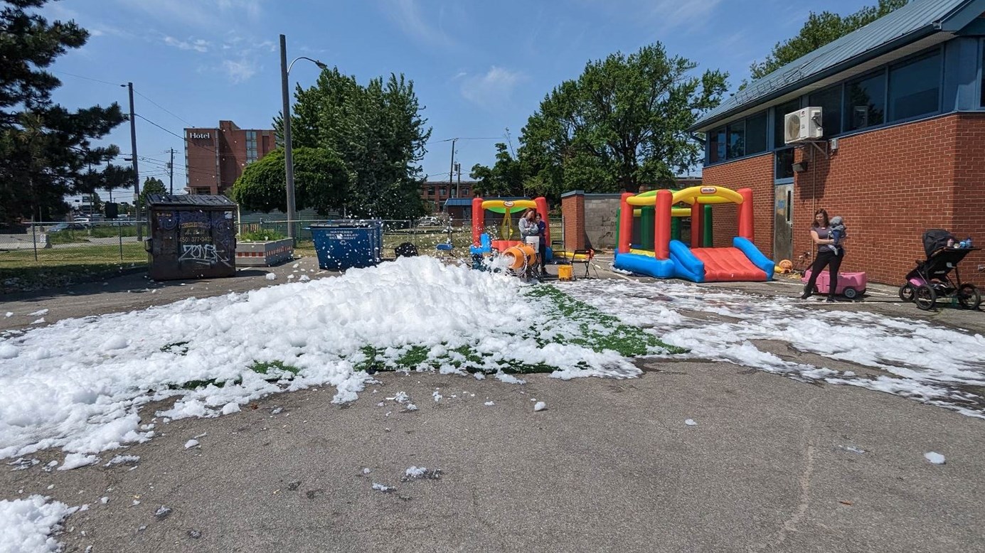 Le canon à mousse était bien populaire lors de la Fête de quartier et a laissé sa trace en cette journée venteuse