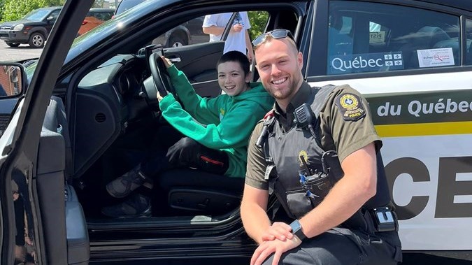 Certains jeunes chanceux ont pu prendre place dans l'auto-patrouille du policier de quartier