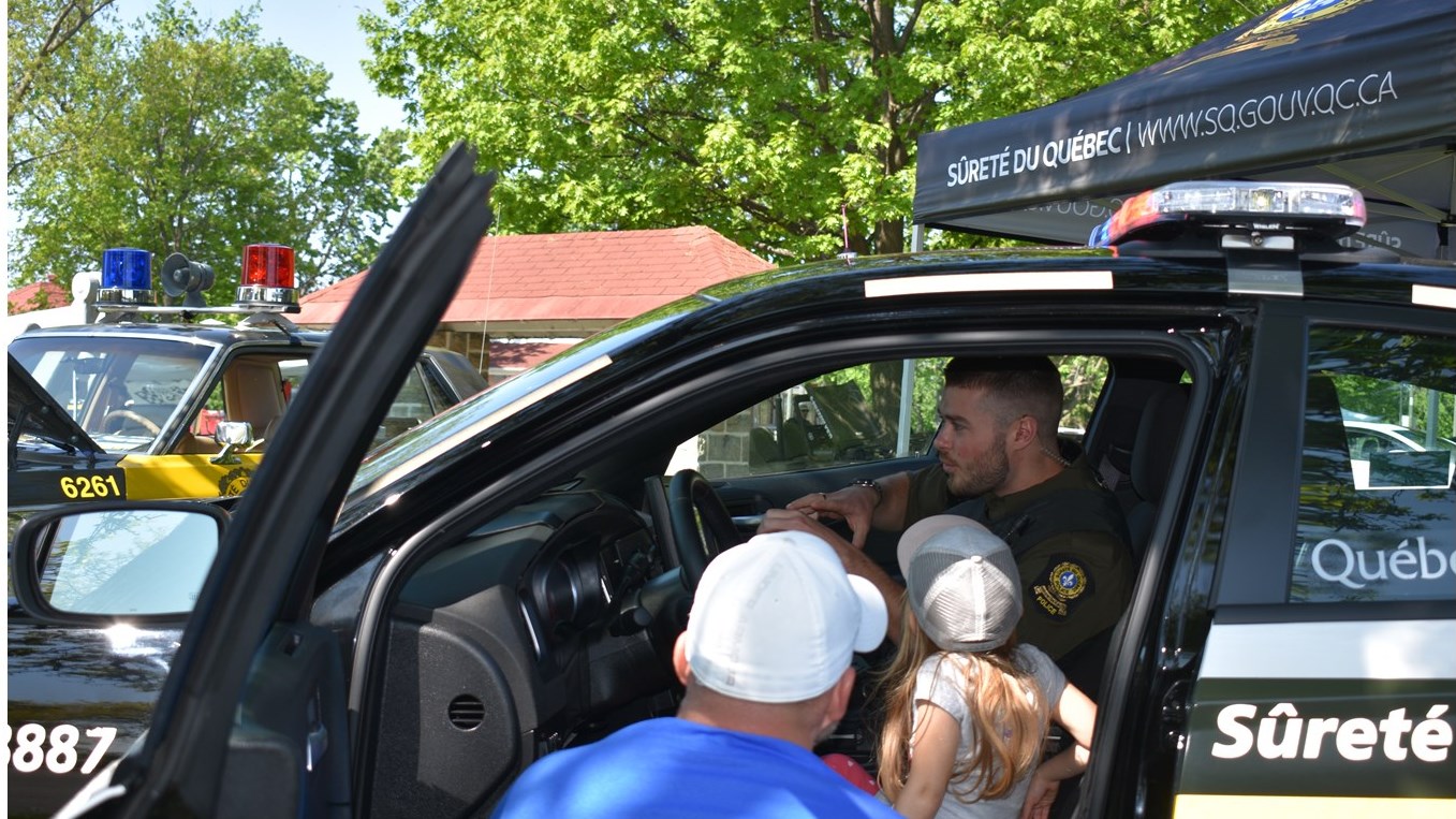 L'agent Guay s'est fait un plaisir de faire une démonstration de divers équipements du véhicule de patrouille aux enfants intéressés