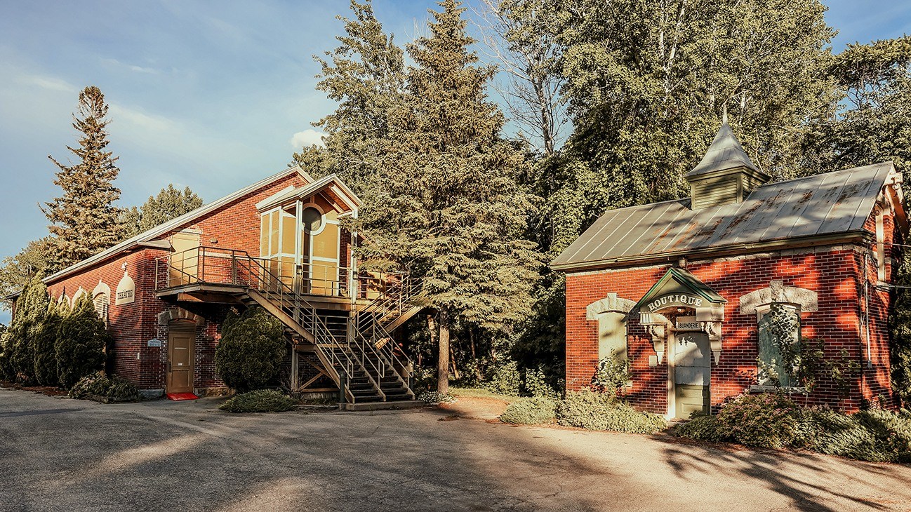 De l'hébergement insolite au Village des Écluses