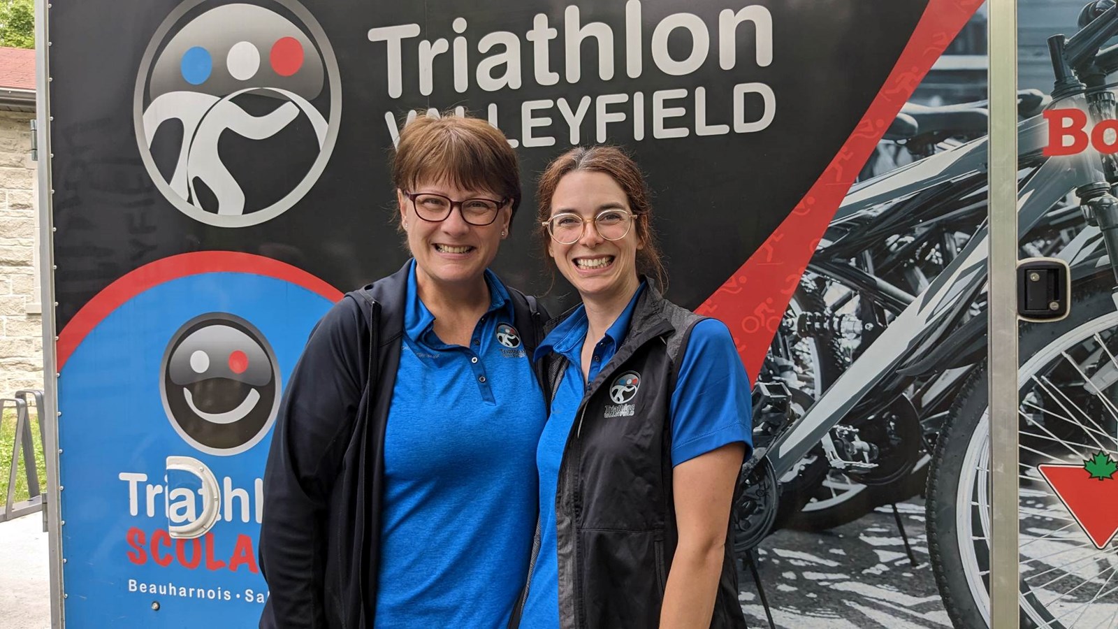 L'ancienne présidente du conseil d'administration de Triathlon Valleyfield, Brigitte Asselin, prend la pause avec sa remplaçante nouvellement en poste Émilie Joyal 