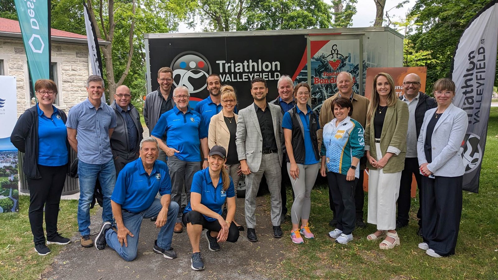 Les partenaires du Triathlon Valleyfield se sont réunis sur une même photo lors de la conférence de presse de cet avant-midi 