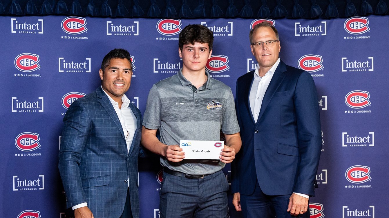 Sur sa photo de remise, Olivier est en compagnie de Francis Bouillon, entraîneur, développement des joueurs chez le Canadien, ancien joueur professionnel et ancien joueur de la Ligue de développement du hockey M18AAA, ainsi que de Martin Lavigne, président de la Fondation Aléo