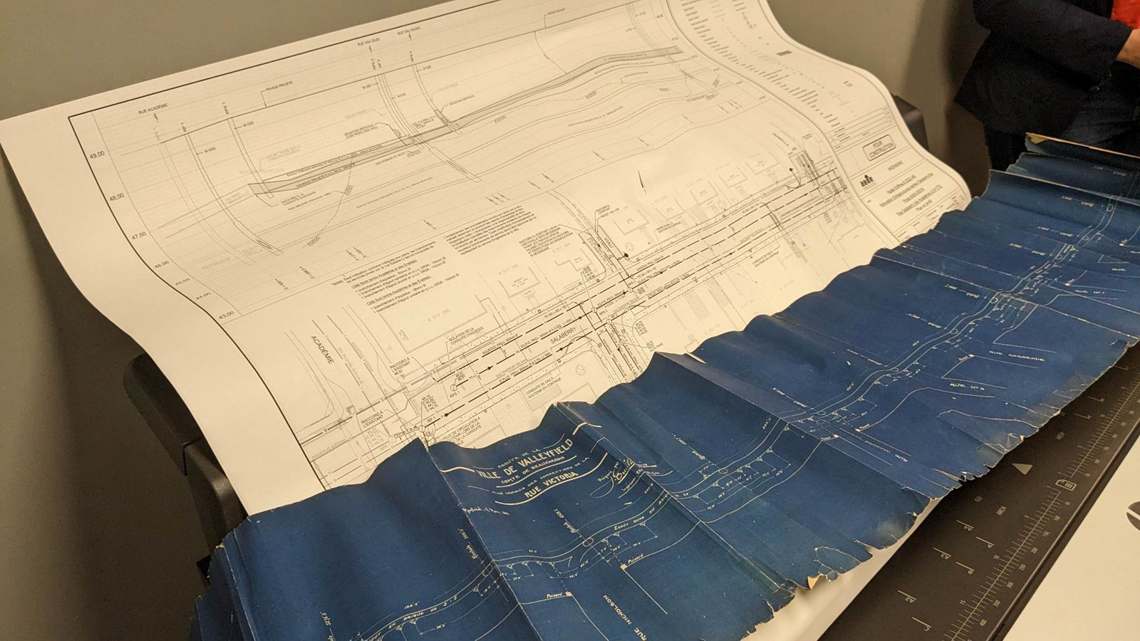 Dans le local de l'ingénierie, on pouvait admirer de vieux plans faits à la maison qui dataient d'une autre époque 