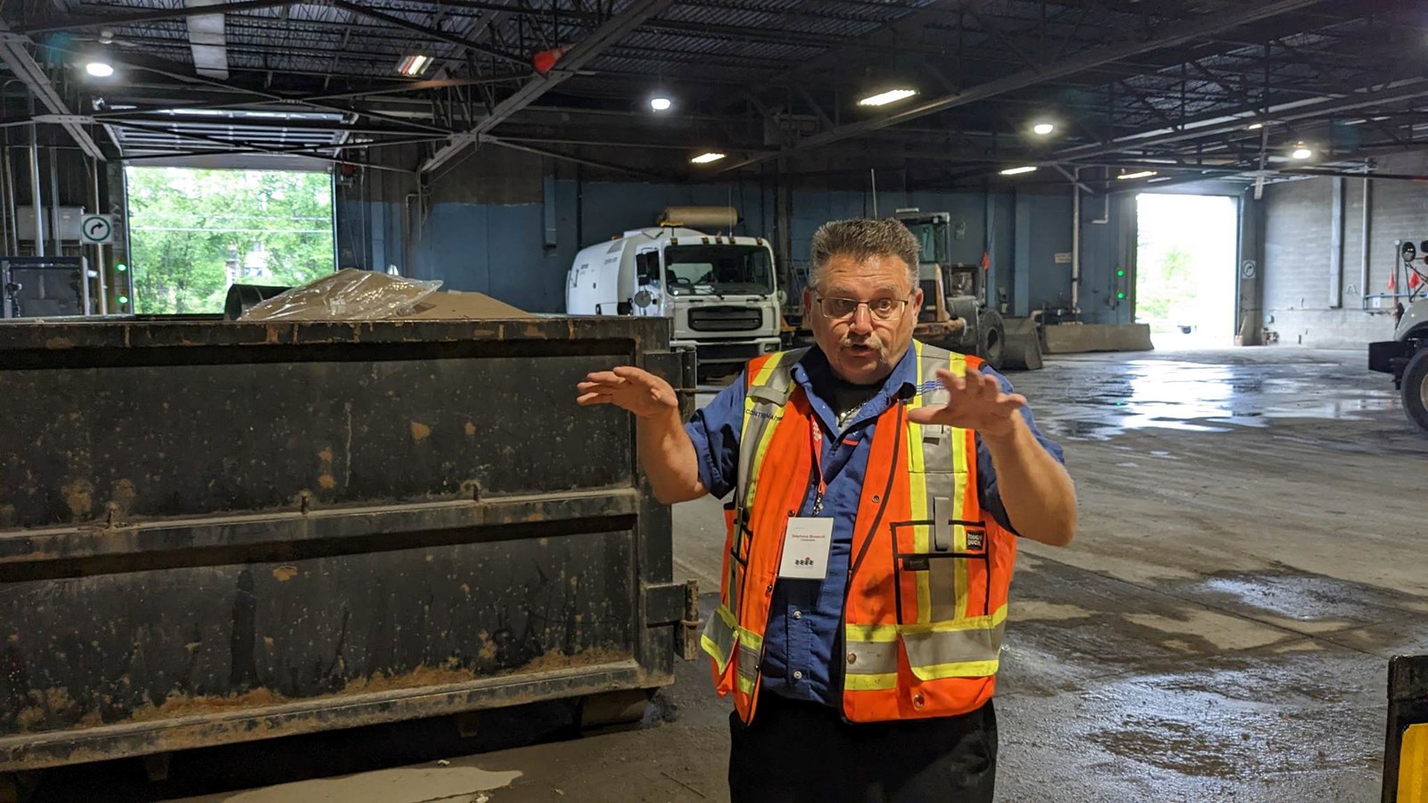 Dans un dernier temps, Stéphane Brossoit a fait une visite guidée des nouveaux garages municipaux abritant les ateliers de soudure, de menuiserie et de signalisation 
