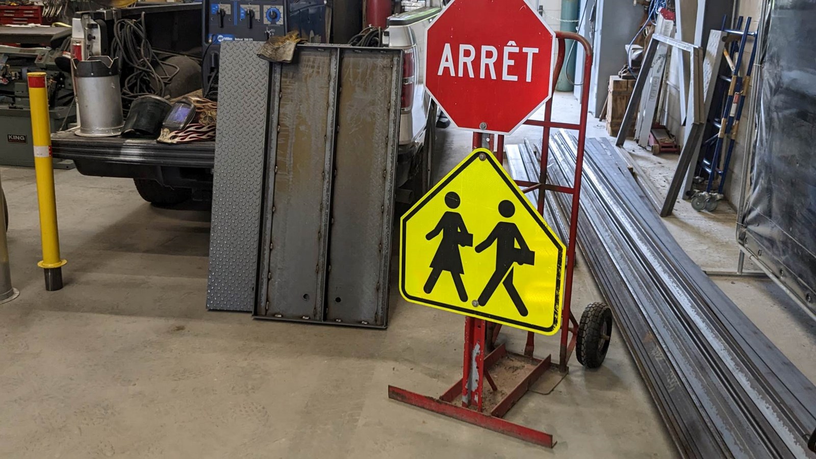 Parmi ses fonctions, il peut souder des panneaux de signalisation comme celui-là 